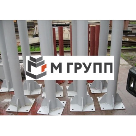 Металлическая стойка из круглой трубы с пластинами 4500х168х8